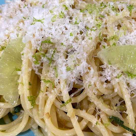 Spaghetti mit Limette und Salbei