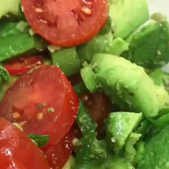 Schneller Salat mit Avocado und Tomaten