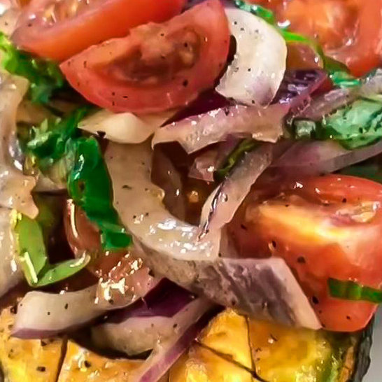 Salat-Rezept mit gebratener Avocado und Tomatensalat