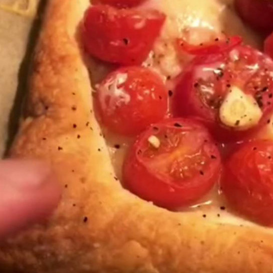 Pizza mit Tomaten, Champignons und Peperoni