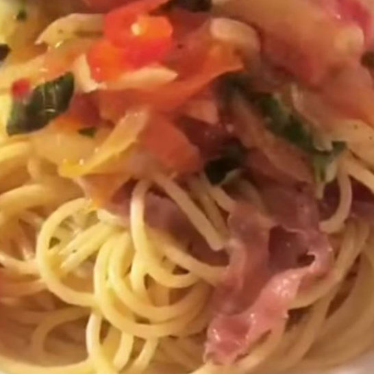 Spaghetti in scharfer Tomatensoße und Parmaschinken