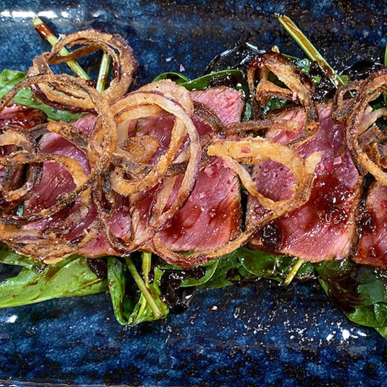 Gebratenes Beef-Sashimi mit Spinatsalat