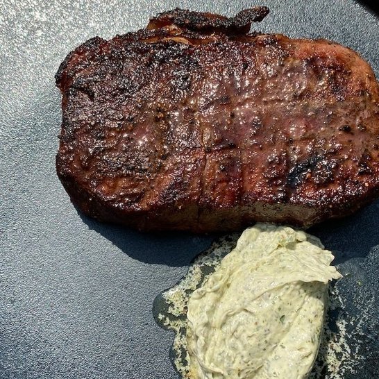 Das perfekte Steak vom Grill mit Kräuterbutter
