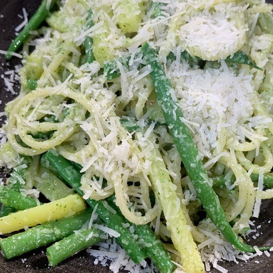 Spaghetti mit Bohnen, Kartoffeln und grünem Pesto