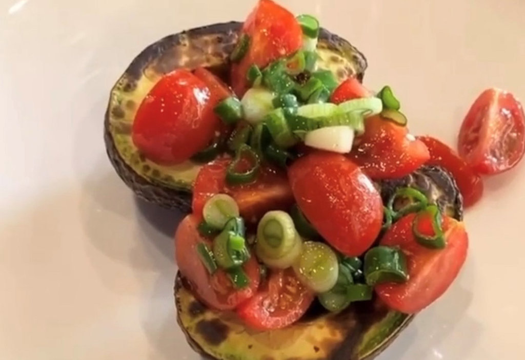 Geröstete Avocado mit Tomatensalat und Schinken vom Henssler