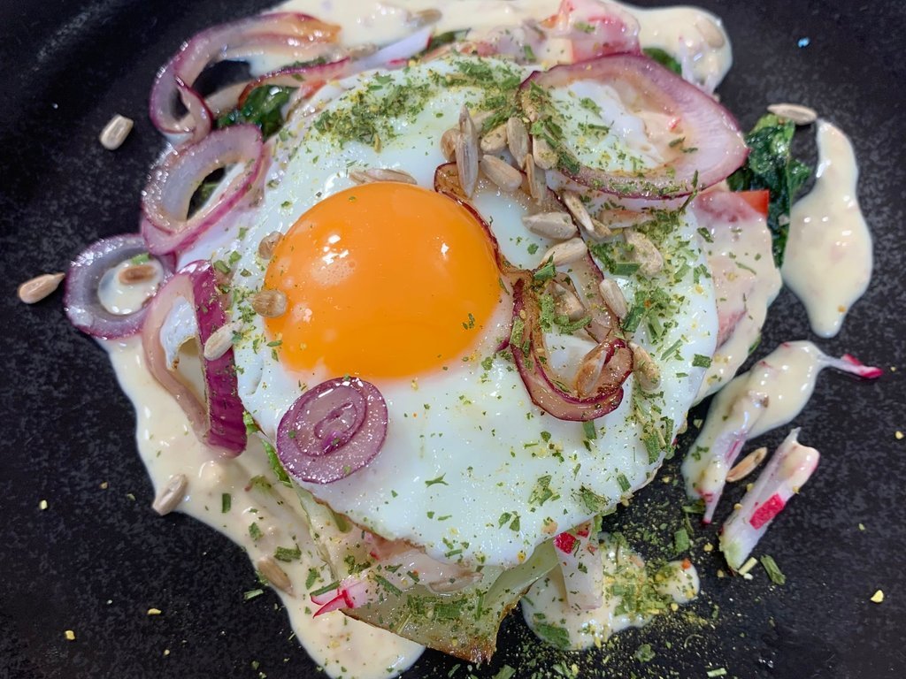 Gebratener Römersalat mit Thunfischcreme und Spiegelei Rezept vom Henssler